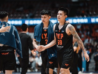 Pilots even series with Braves, set up first Game 7 in PLG finals