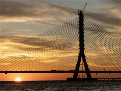 Danjiang Bridge sees last span being installed