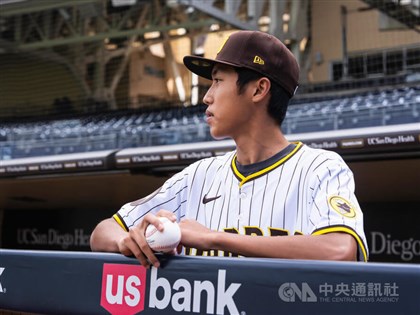 Major League Baseball team signs 18-year-old Taiwanese pitcher