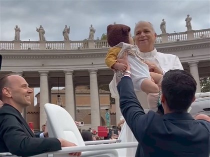 Pope Leo blesses a Taiwanese baby in Vatican City