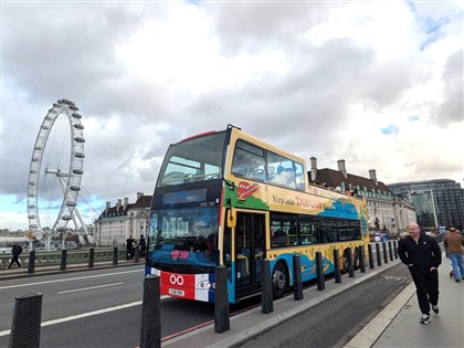 Illustrator brings Taiwan's warmth to London buses