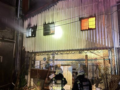 Late-night fire in Taichung kills 1, damages 12 buildings
