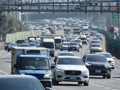 3 freeway accidents cleared as Lunar New Year traffic builds