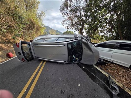 11 hospitalized after SUV loses control, crashes into oncoming vehicle