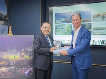 Hou Yu-ih visits stadium design firm in Australia amid dome planning