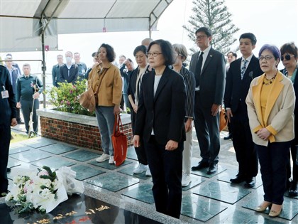 Ex-President Tsai honors Lee Teng-hui, Su Beng on Tomb-Sweeping Day