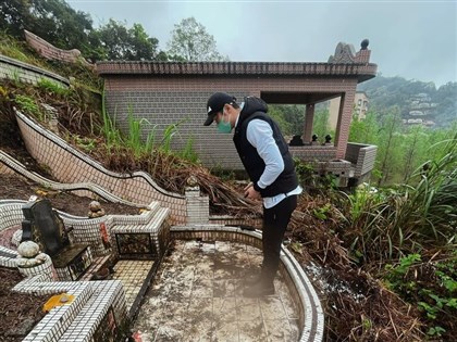 Outsourced tomb sweeping services tap aging, low-birth market