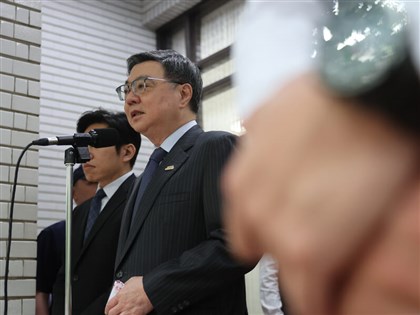 Premier urges tougher legal oversight as KMT