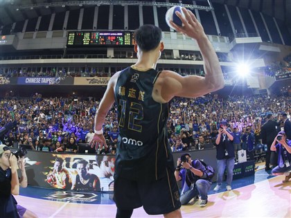 Lin Chih-chieh scores 21 in first game of retirement series