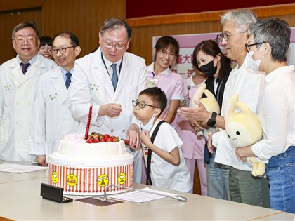 Boy who received liver, kidney transplants from parents returns to school