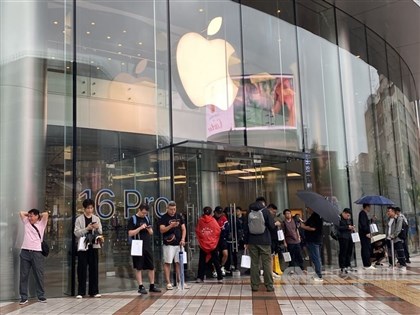 TSMC to remain top Apple chipmaker despite reported Intel deal: Experts