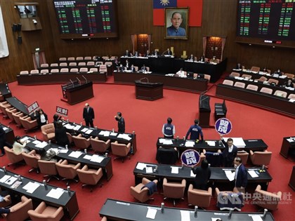 DPP, KMT spar over funding options for weapons excluded from budget bill