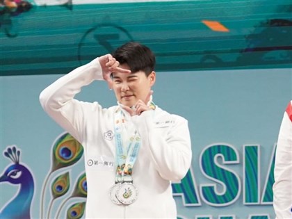Taiwanese weightlifter wins silvers, sets records at Asian competition