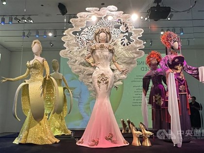 San Francisco museum features Nymphia Wind gowns exhibition