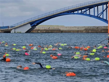 Over 1,100 swimmers navigate Penghu Bay in inaugural Penghu Oceanman