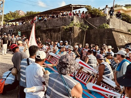 Indigenous Tao boat overcomes rough seas to arrive in Philippine isles
