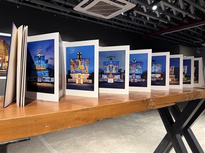 Transformers: Taiwan photographer holds mobile 'Stage' show in India