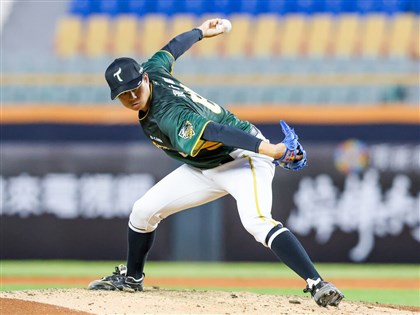 Huang Tzu-peng sets domestic scoreless innings record in Hawks rout