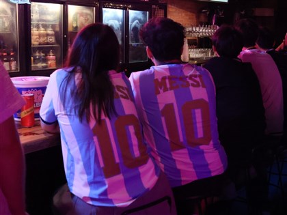 Taipei fans embrace World Cup final despite early kickoff