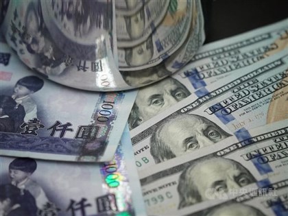 U.S. dollar closes higher on Taipei forex market