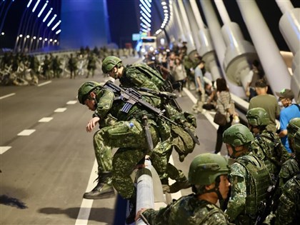 Danjiang Bridge closed for 1st time for blockade drill