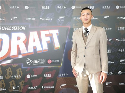 Guardians sign top pick Chen Po-kai for record NT$6.5 million bonus