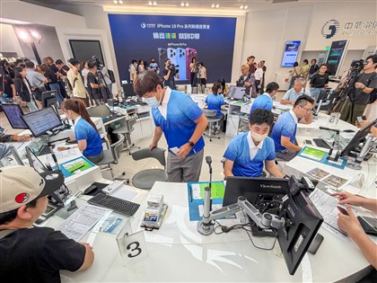 Early buyers snap up iPhone 18 Pro models