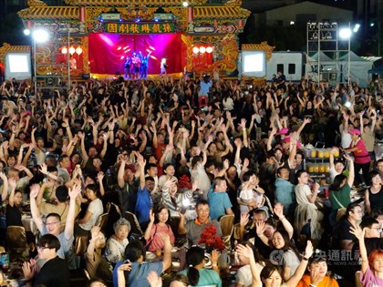 Over 2,700 attend banquet for infidelity-themed arts festival opera show