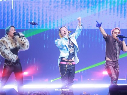 BigBang throws concert in Taipei; Jay Chou shares photos with group