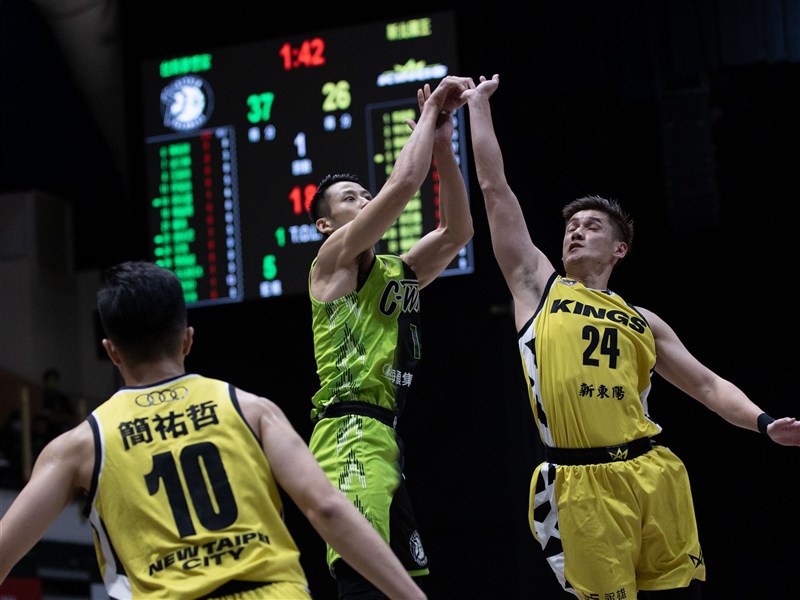 784 Sports News - Defending champions Taipei Fubon Braves returns to  winning ways as they defeated Taoyuan Pilots 99-79 in the Taiwanese P+  Basketball League on Sunday, March 6th 2022. Forward Brendon