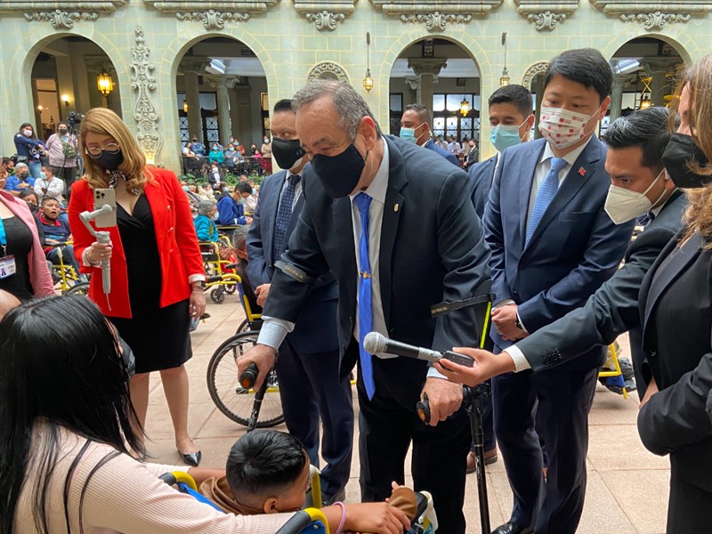 Presidente guatemalteco agradece a Taiwán por donaciones de sillas de ruedas