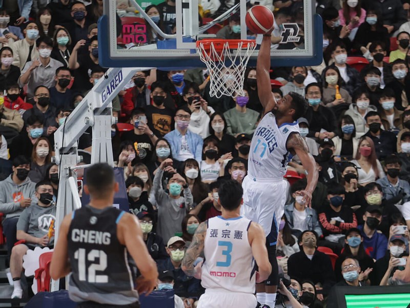 784 Sports News - Defending champions Taipei Fubon Braves returns to  winning ways as they defeated Taoyuan Pilots 99-79 in the Taiwanese P+  Basketball League on Sunday, March 6th 2022. Forward Brendon