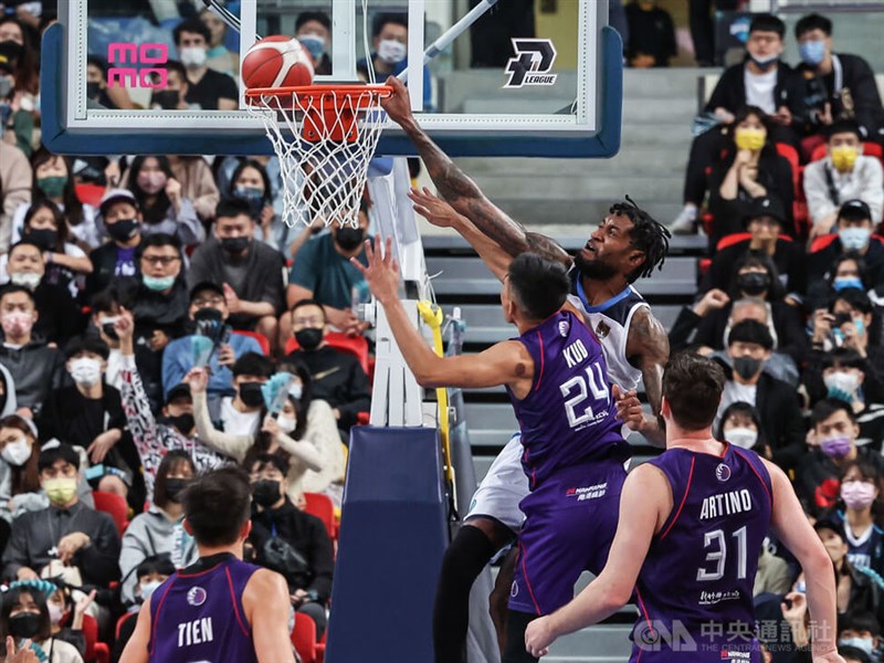 784 Sports News - Defending champions Taipei Fubon Braves returns to  winning ways as they defeated Taoyuan Pilots 99-79 in the Taiwanese P+  Basketball League on Sunday, March 6th 2022. Forward Brendon