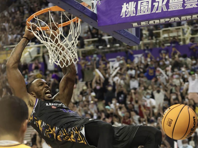 Dwight Howard wreaks havoc in his debut game in Taiwan League with