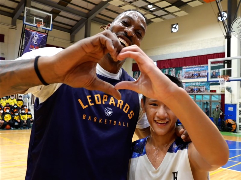 Sports Illustrated on X: After 18 NBA seasons, Dwight Howard has signed a  deal with the Taiwanese pro team Taoyuan Leopards, per @ShamsCharania   / X
