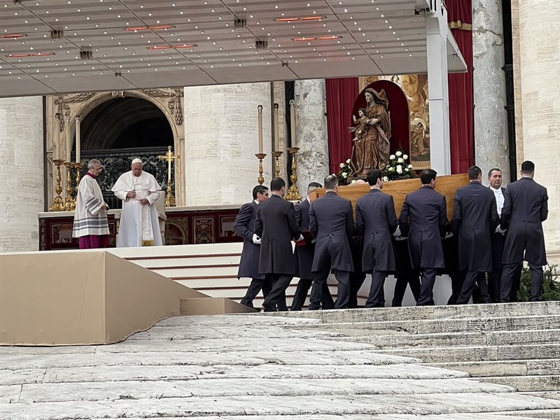Buvęs viceprezidentas dalyvavo popiežiaus Benedikto XVI laidotuvėse
