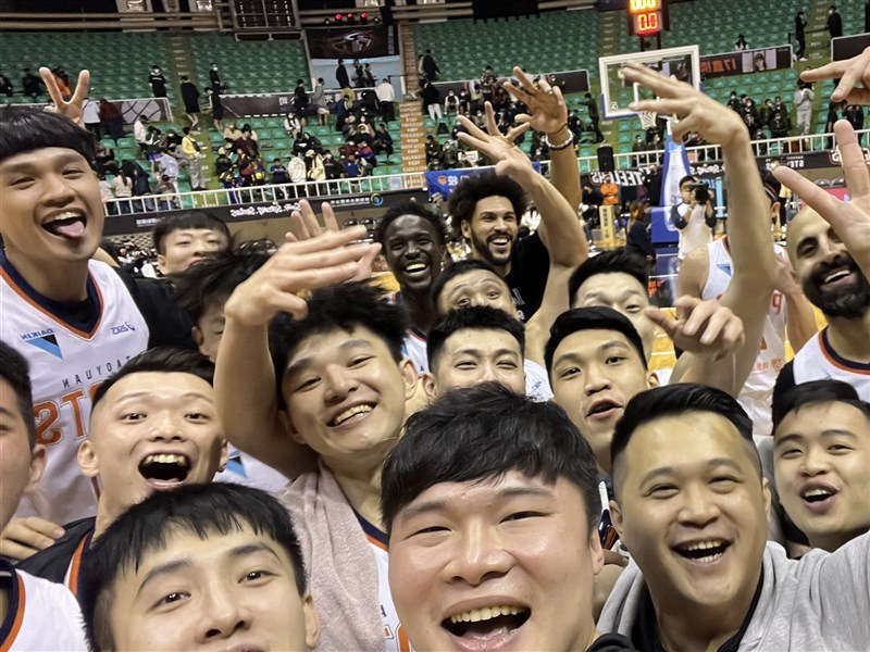 784 Sports News - Defending champions Taipei Fubon Braves returns to  winning ways as they defeated Taoyuan Pilots 99-79 in the Taiwanese P+  Basketball League on Sunday, March 6th 2022. Forward Brendon