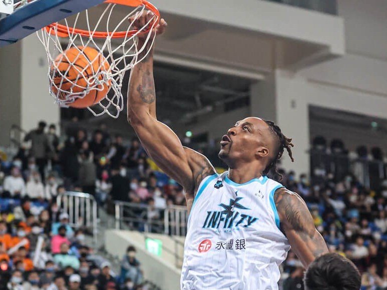 Dwight Howard posts 38 points, 25 rebounds, 9 assists in Taiwan basketball  debut win, Taiwan News