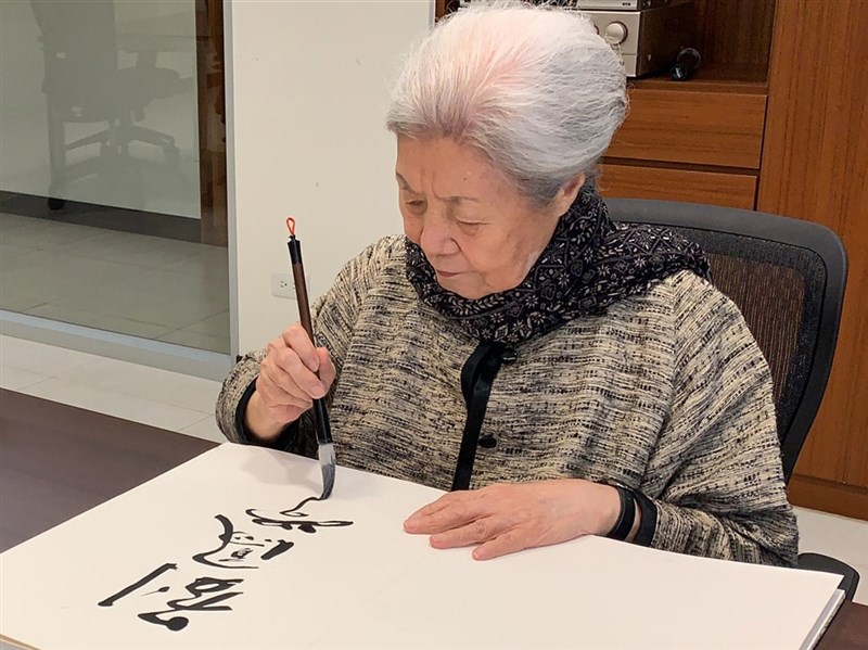 Pioneering modern dance choreographer Liu Feng-shueh dead at 97 - Vimarsana News
