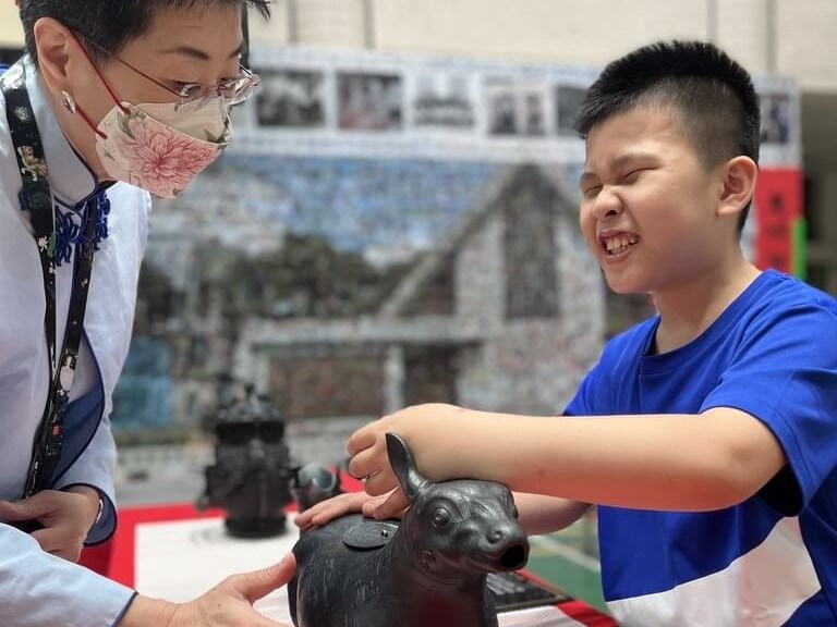 Students interact with National Palace Museum replica artifacts - Vimarsana News
