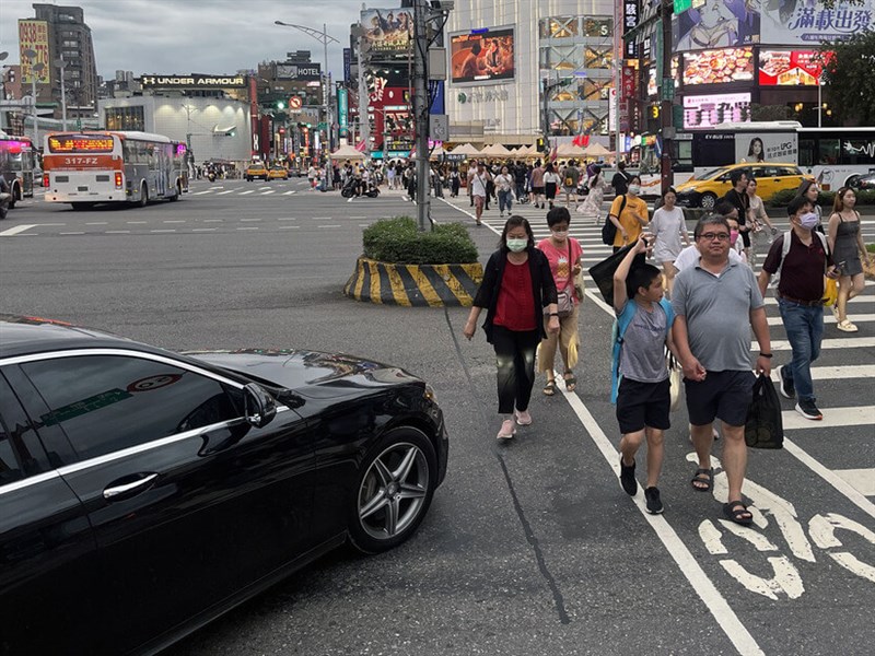 Ministry decides making motorists stop for all pedestrians 'too strict' - Vimarsana News