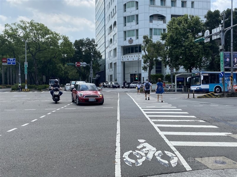 Narrow Roads Are Better Than Crosswalks