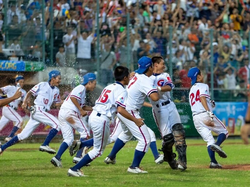 Japan stuns U.S. in dramatic final out to win the World Baseball