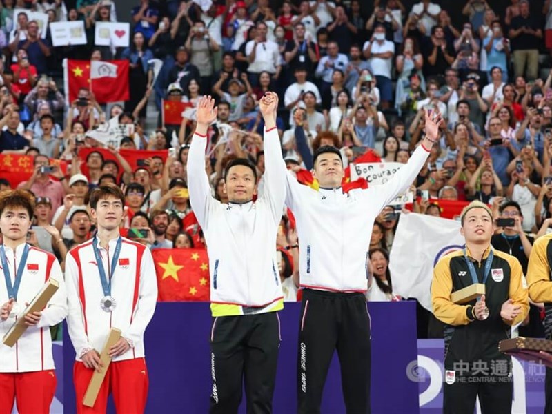Badminton champs Lee, Wang thank fans for support after claiming gold