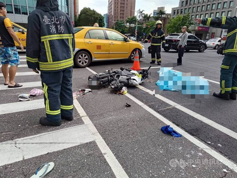 小心被跌 1 dead, 1 injured in crane-scooters collision outside MRT