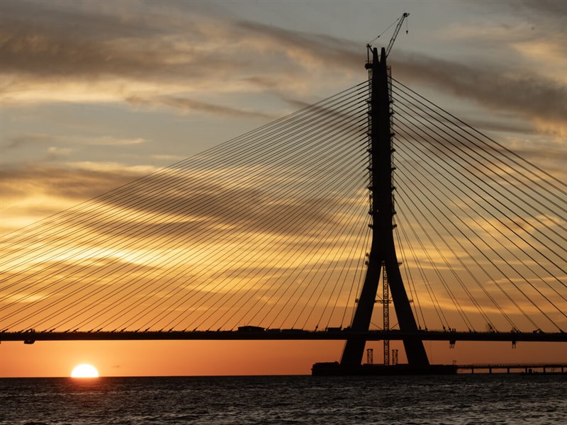 Danjiang Bridge sees last span being installed