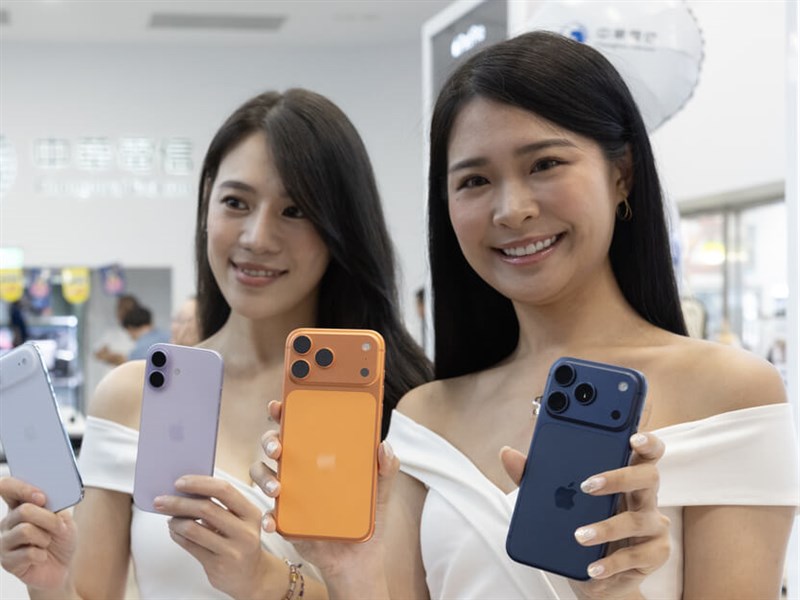 iPhone 17 Pro Cosmic Orange and Deep Blue