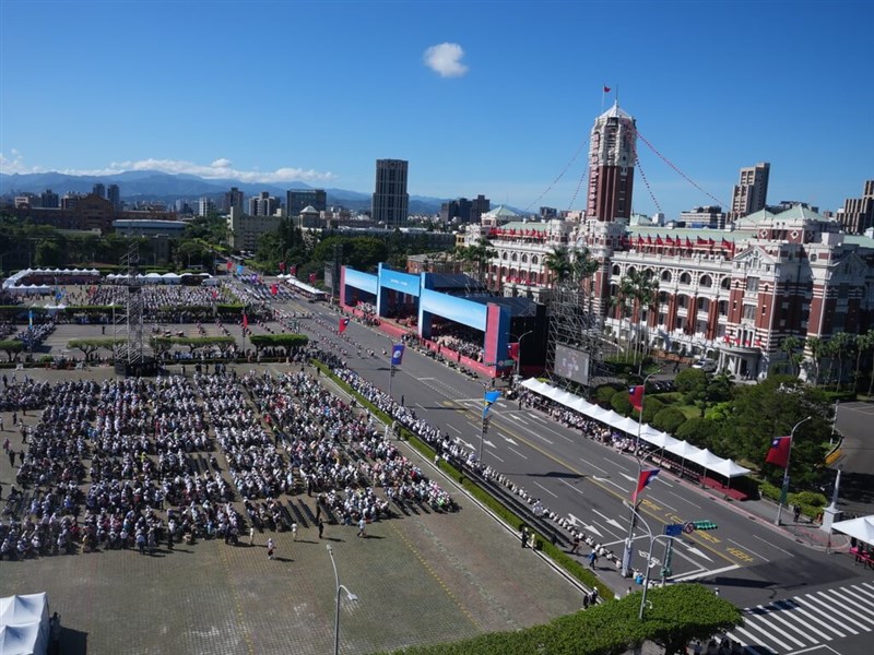 National Day celebrations kick off in front of Presidential Office