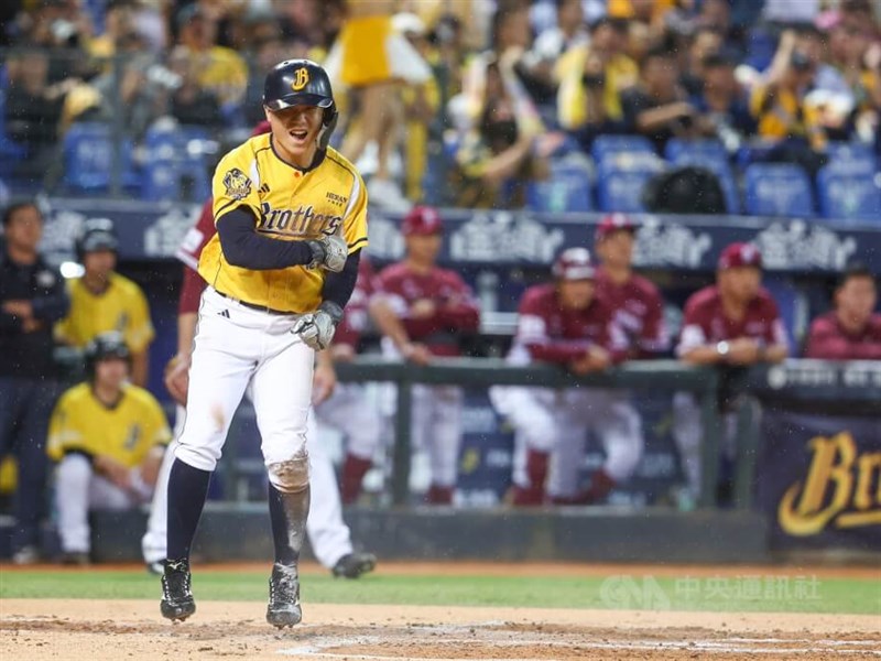 Brothers shortstop sets CPBL record with 6th straight Golden Glove honor