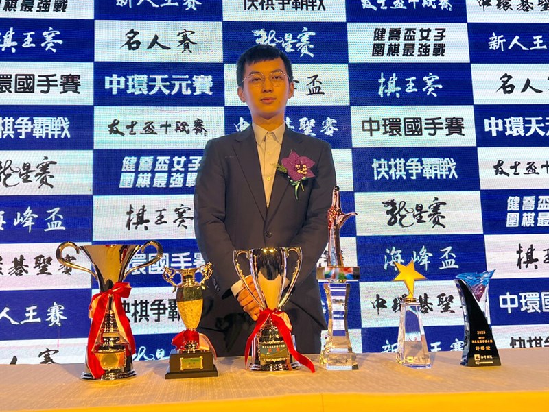 Go star Hsu Hao-hung wins Taiwan's 2025 'Mr. Popular' and MVP